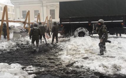 Соболев сообщил об аресте всех активистов, которые были в лагере возле Рады. Полиция демонтирует палатки
