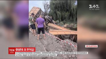 На Хмельниччині із мосту злетіла вантажівка із двома причепами