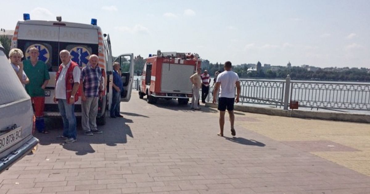 На Тернопольщине во время романтической прогулки на лодке утонула девушка, юношу ищут
