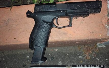 В Харькове пассажир такси, угрожая пистолетом работнику автозаправки, требовал заправить "полный бак"