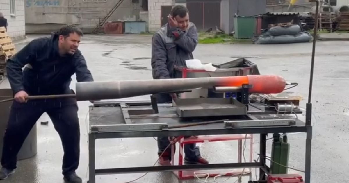 Волонтеры разрабатывают ракету "Трембита". Фото: "Милитарный".