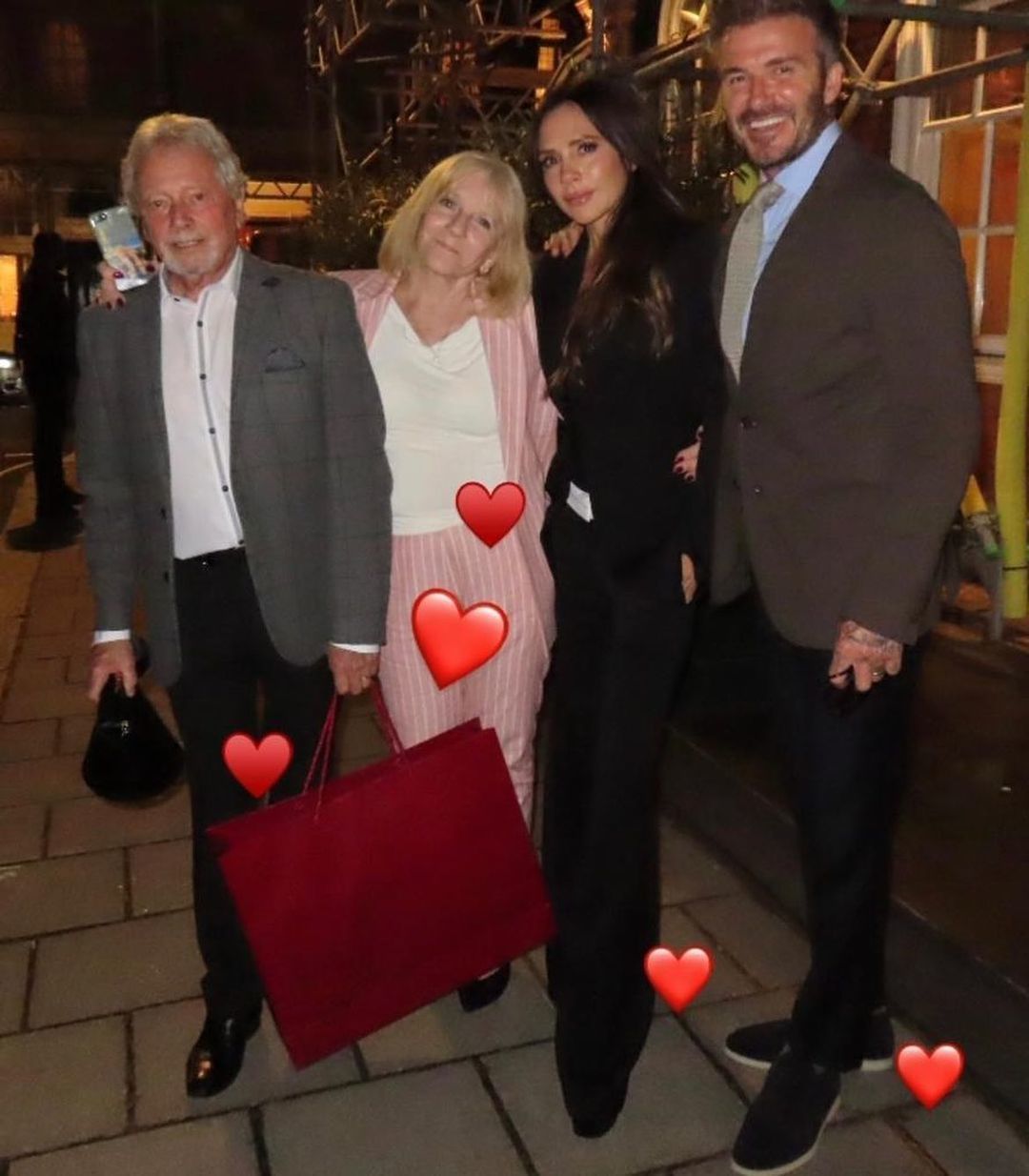 Виктория Бекхэм с мужем и родителями / © instagram.com/victoriabeckham