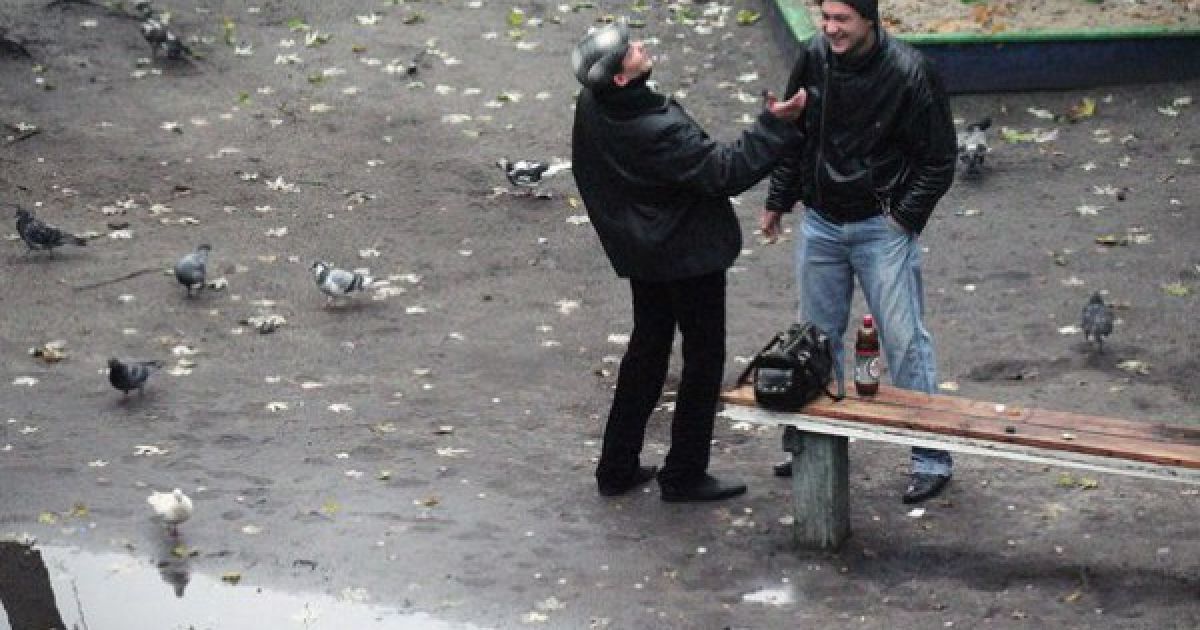 Український фотограф 5 років знімав, що відбувається на лавці у дворі / © Фото Євгена Котенка