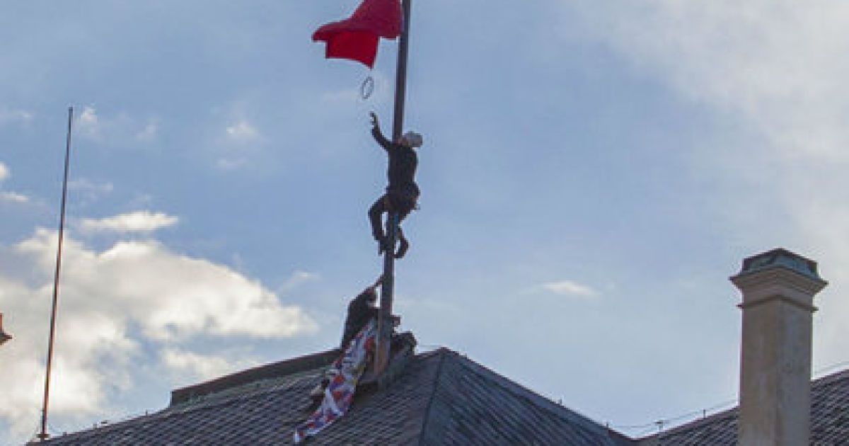 Из-за перформанса были уволены начальники охраны