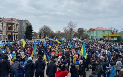 У Генічеську, Каланчаку та Новій Каховці проходять проукраїнські мітинги (відео)