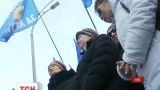С флагами и плакатами протестующие парализовали движение в центре Киева