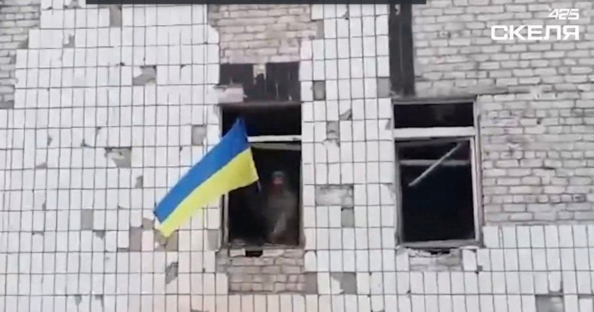 Украинский военный с флагом в Константиновке