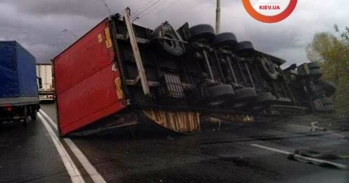 У Києві перекинулася вантажівка