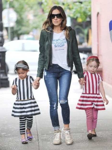 Сара Джессика Паркер на прогулке с дочками Мэрион и Табитой / © Getty Images/Fotobank