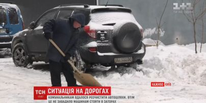 ДТП, затори та кучугури снігу: ситуація у Києві у перший робочий день