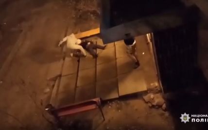 "Не разминулись в двери". Под Киевом мужчина избил соседа металлической палкой и обстрелял из пистолета