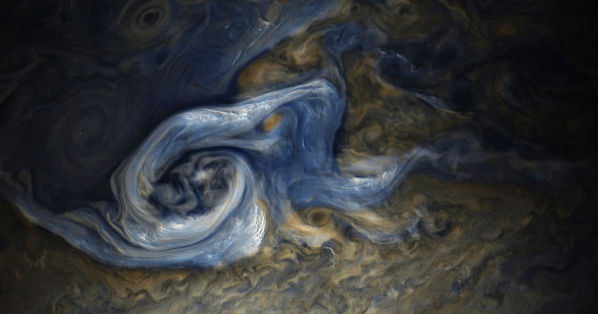 Nasa показало фото захватывающей дух бури на юпитере с облаками шириной в 13 км