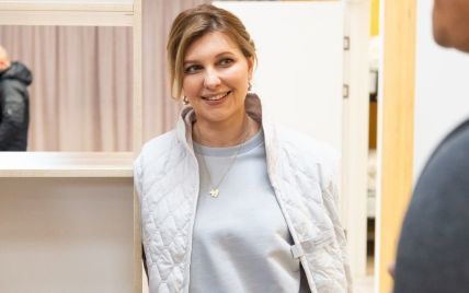 У стьобаному жилеті і джинсах: Олена Зеленська зустрілася з прийомною родиною на Черкащині