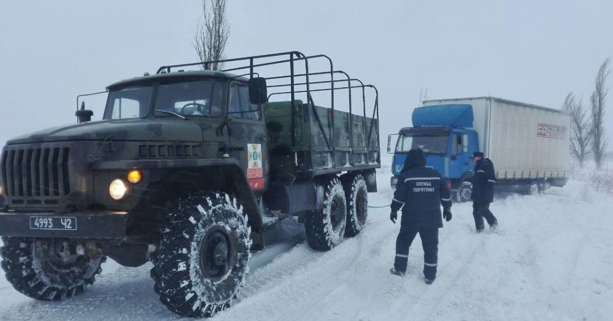 Атака снігової негоди: знеструмлені десятки населених пунктів та обмежений рух автодорогами