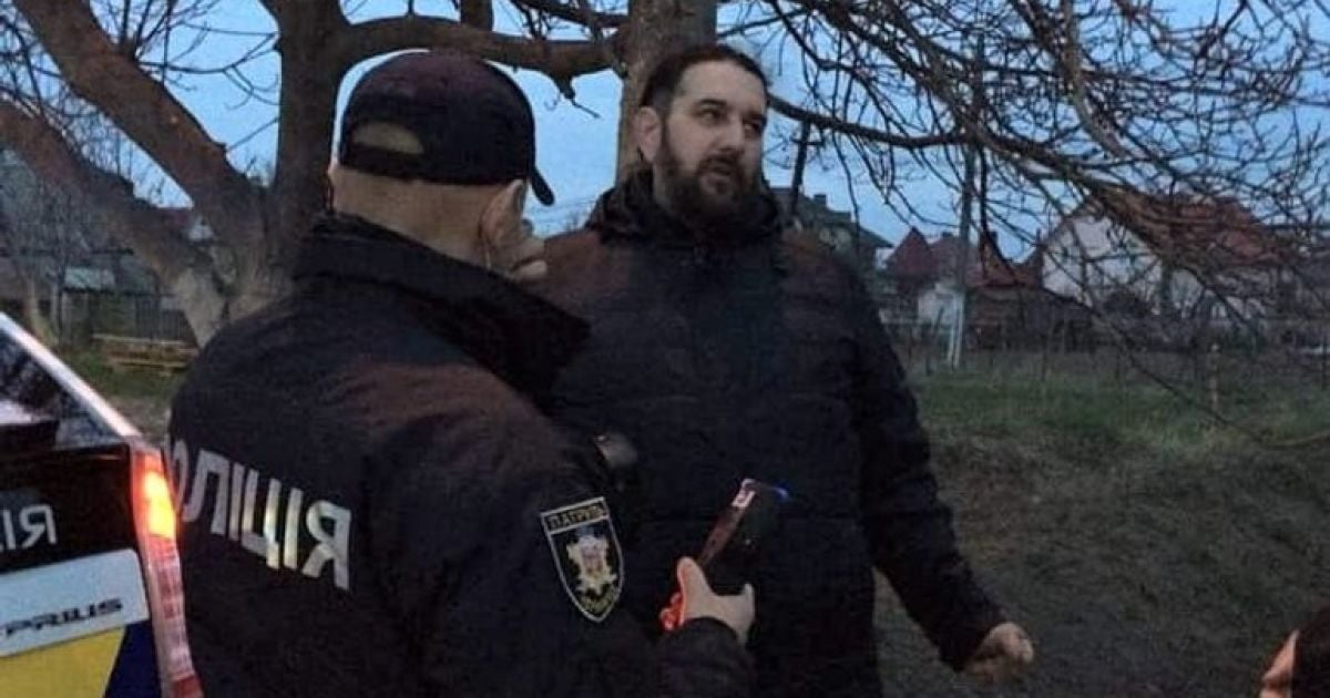 "Хохол, бандерівець! Я тебе на коліна поставлю": п'яний священник з Буковини погрожував поліції