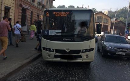 У Львові водій на забитій людьми маршрутці їхав по зустрічній смузі руху