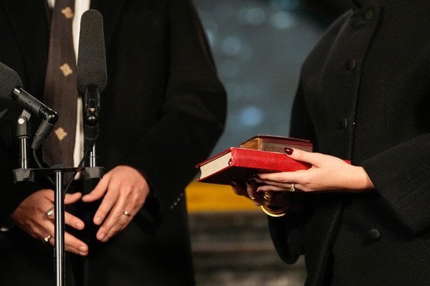 Дружина мера Нью-Йорка Зохрана Мамдані, тримає два Корани, один з публічної бібліотеки, а інший — від своєї родини / © Associated Press