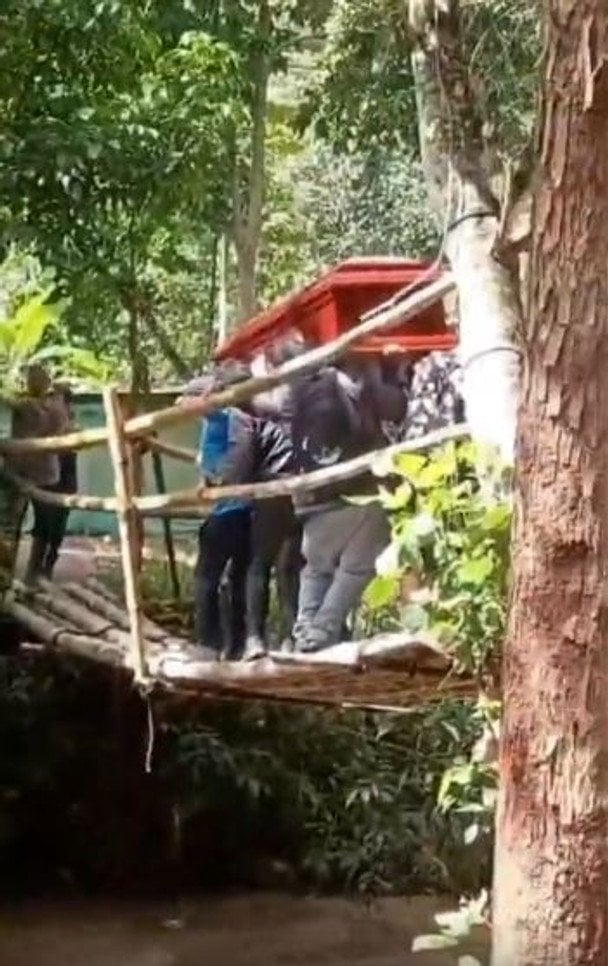 Обвалився міст: люди з труною впали у річку під час похорону — фото