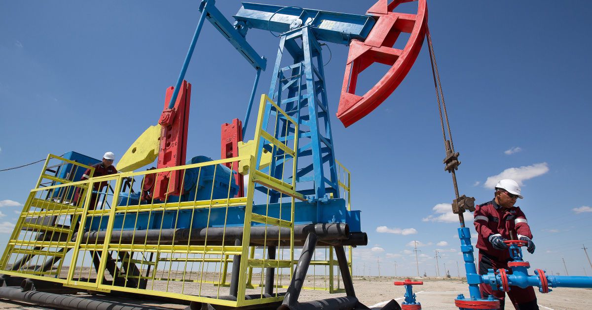 На мировом рынке дешевеет нефть