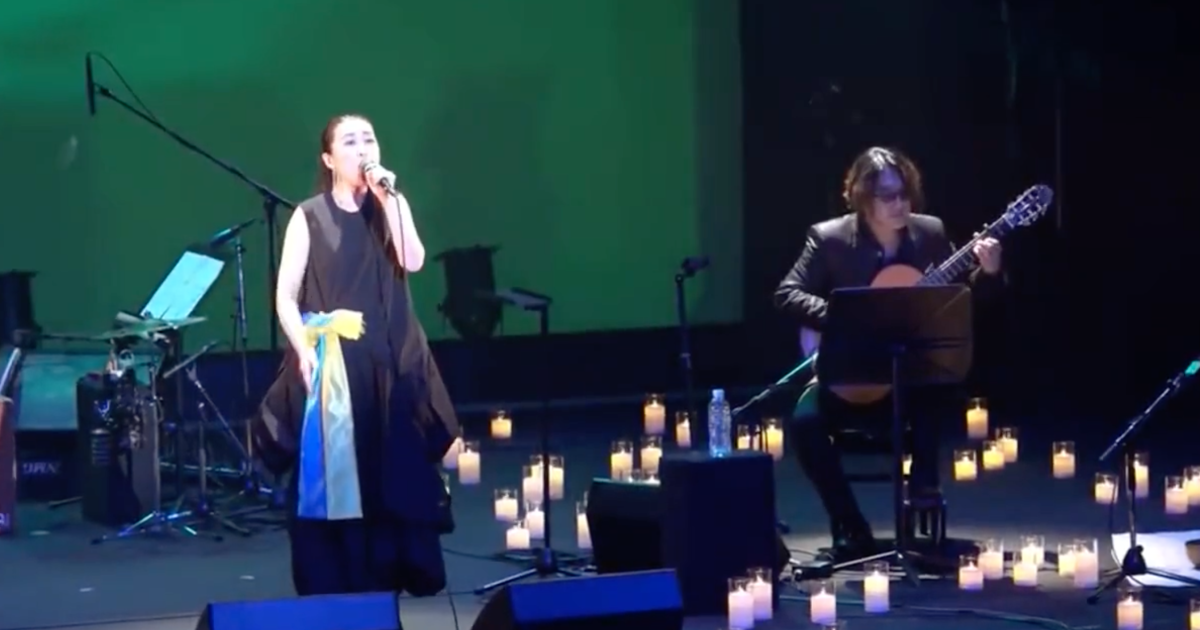 Японская певица Оно Аки исполнила гимн ОУН Фото: скриншот с видео