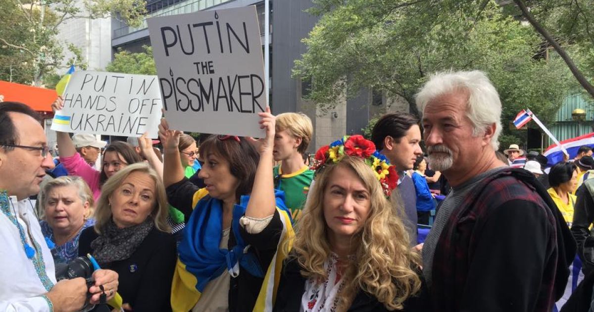 Возле штаб-квартиры ООН протестуют против политики Путина. / © facebook/Елена Рыковцева