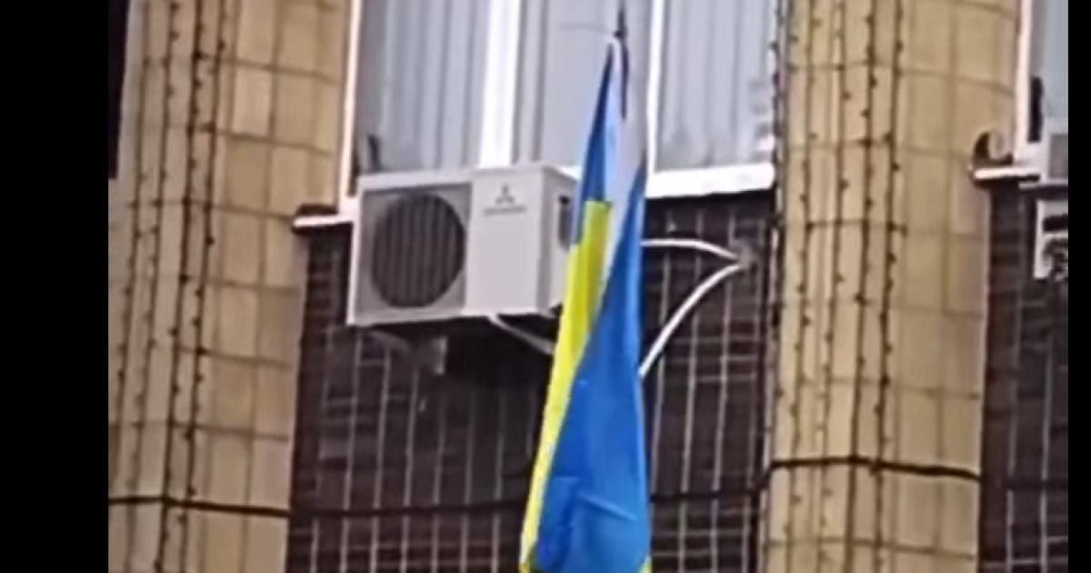 "Російський окупант йде у правильному напрямку": у Куп'янську місцеві підняли прапор України