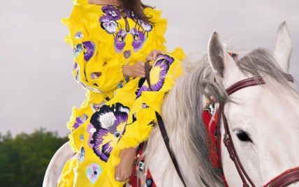 В ярком платье-вышиванке и верхом на коне: Екатерина Кухар рассказала о символизме национальной одежды