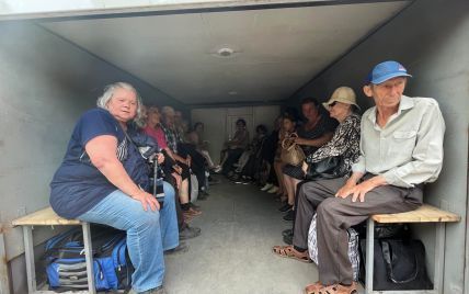 "Терпение лопнуло": из "горячих сел" Луганщины эвакуировали 53 человека