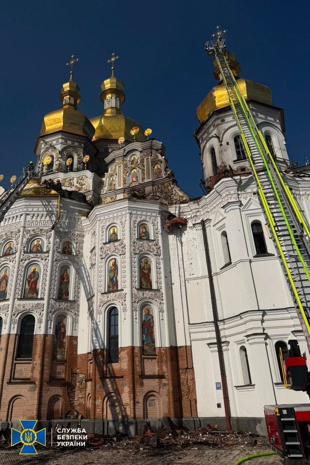 Пошкодження після удару «Герані» по лаврі / © СБУ