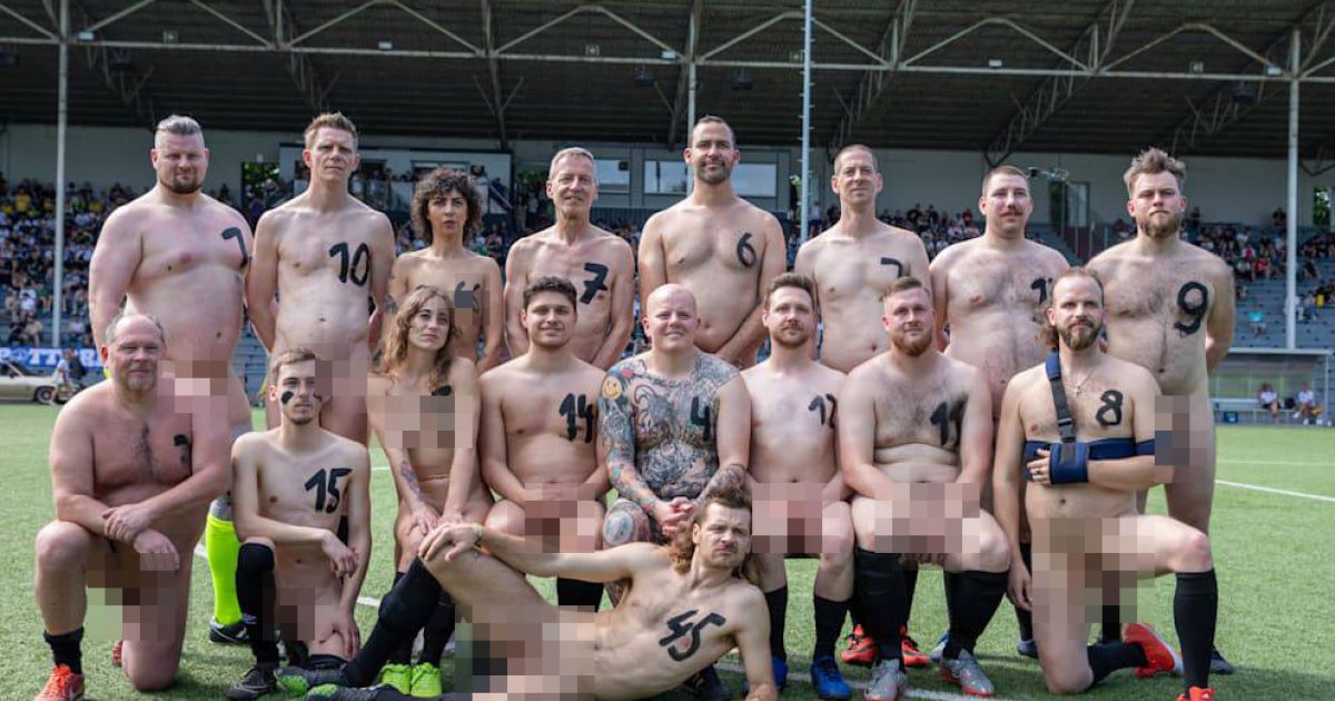 Футбольная команда NACKTional / Фото: BILD