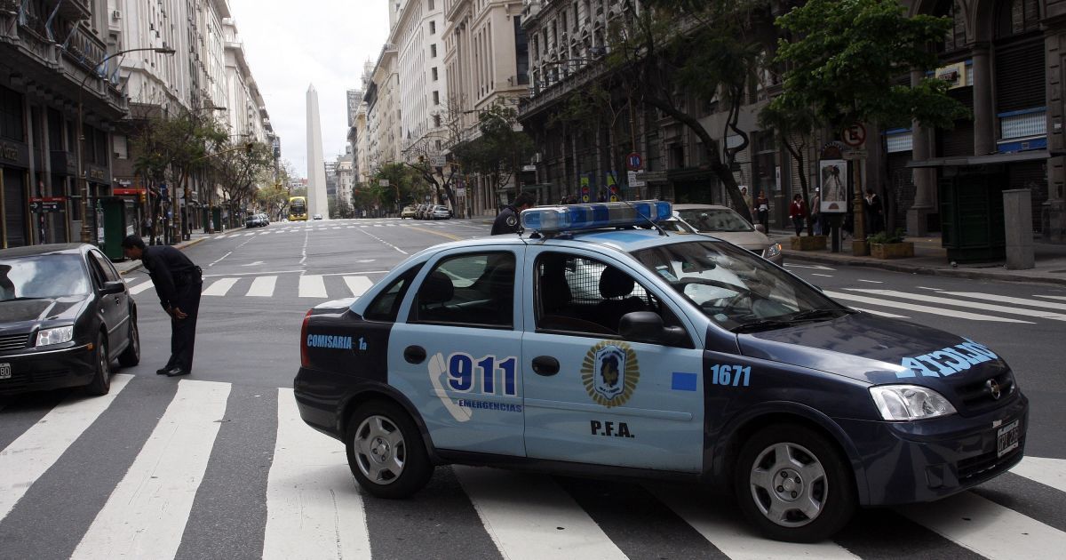 В Аргентине страстные копы проигнорировали вызов, занимаясь сексом в патрульном авто