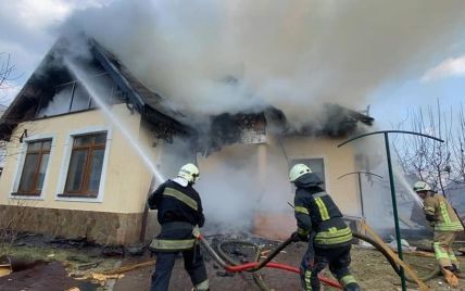 В Києві російський снаряд влучив у приватний будинок, спалахнула пожежа (фото)