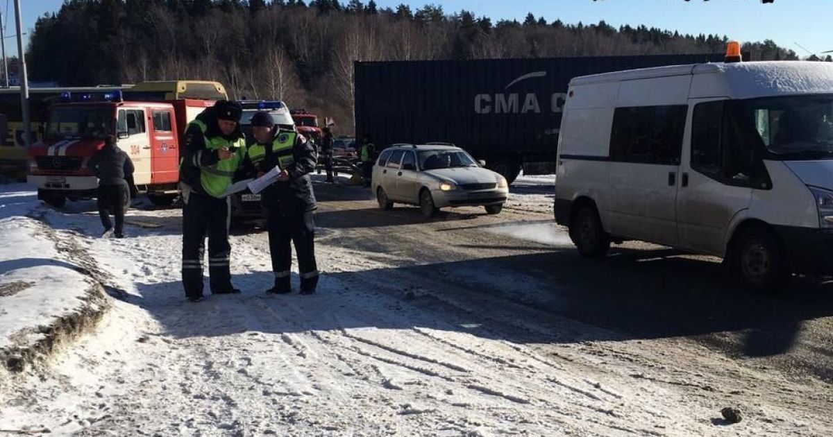 На окраине Москвы столкнулись фура и автобус с украинцами, есть пострадавшие - СМИ