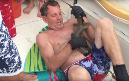 Шокирующие кадры: в США акула вцепилась в живот мужчины