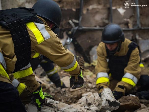 Ликвидация пожара после ракетного удара по Снегиревке 27 мая / © ГСЧС Украины в Telegram