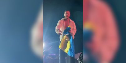 Солист Imagine Dragons расцеловал флаг Украины во время своего концерта
