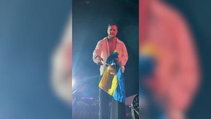 Солист Imagine Dragons расцеловал флаг Украины во время своего концерта