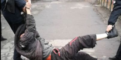Наступали коленом на шею и сломали палец: в Сумской области за пытки будут судить двоих правоохранителей