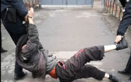 Наступали коленом на шею и сломали палец: в Сумской области за пытки будут судить двоих правоохранителей