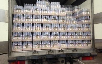 На Донбасі контрабандисти намагалися перевезти тисячі пляшок фальсифікованої горілки