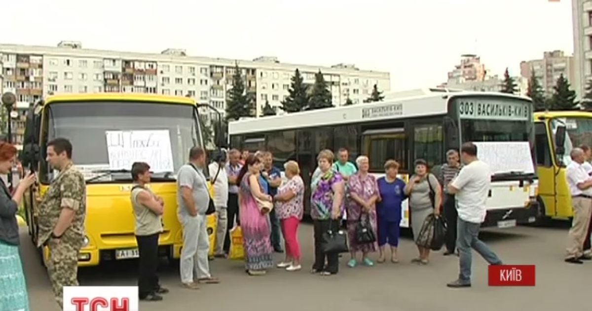 В Киеве протестующие маршрутчики озвучили свои требования