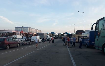 На кордоні з Польщею у Львівській області утворились черги на сотні авто