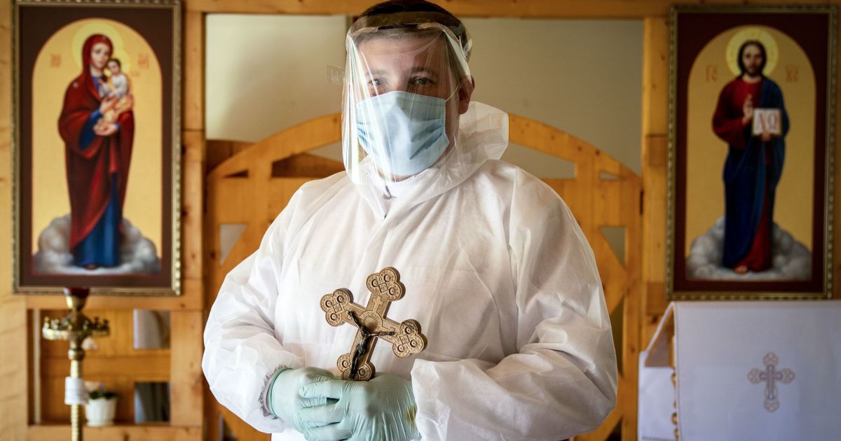 Захисні костюми зверху ряси: як священники в Україні повертаються до роботи - фото
