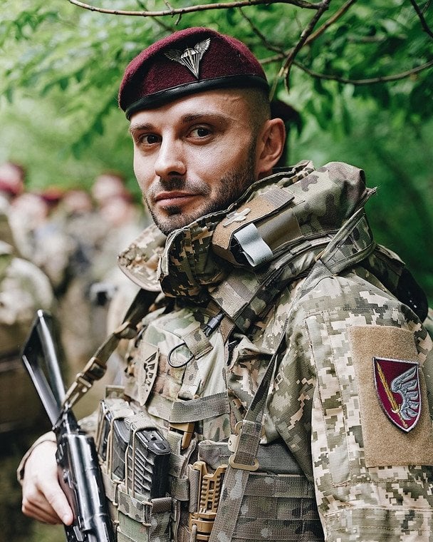 Известный ведущий неожиданно прекратил службу в десантных войсках, к которым присоединился полтора года назад