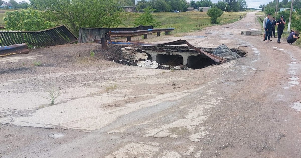 На Миколаївщині автомобіль із дітьми злетів з моста у воду: що відомо