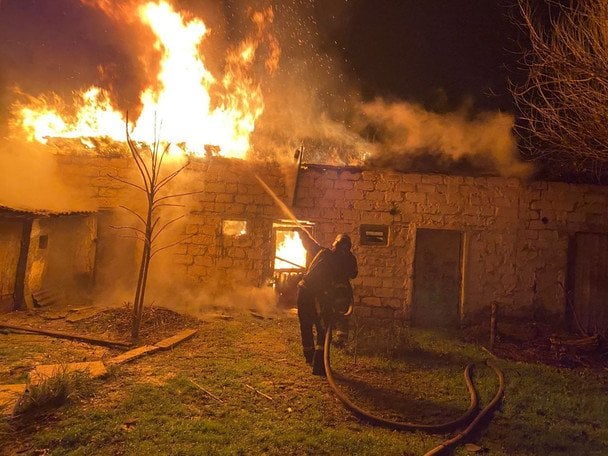 На місцях ударів виникли пожежі / © Владислав Гайваненко