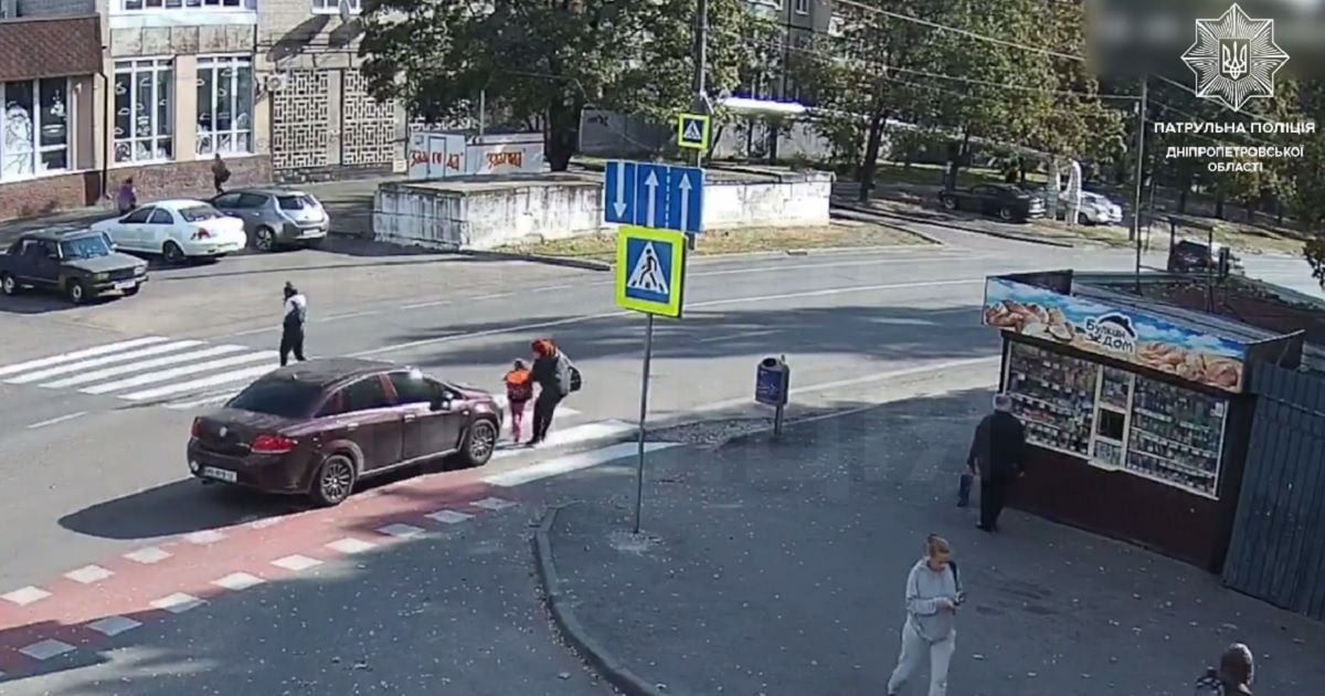 У Дніпрі чоловік збив мати та дитину на переході / скриншот Нацполіція