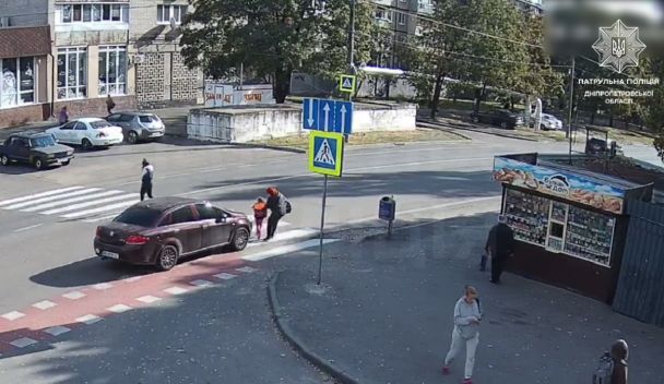 В Днепре мужчина сбил мать и ребенка на переходе/скриншот Нацполиция