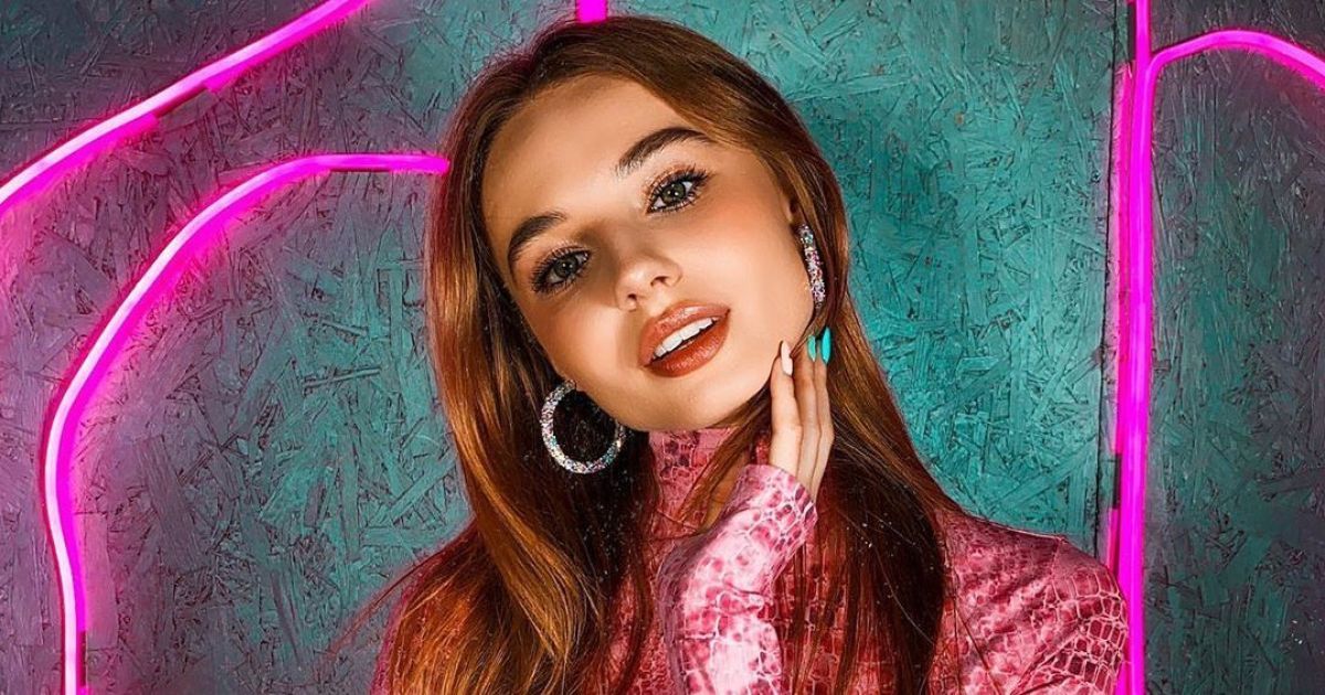 Звезда "Школы" Елизавета Василенко устроила пикантную фотосессию топлесс