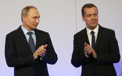 Путин и Медведев затролили министра спорта РФ за "феерический" английский